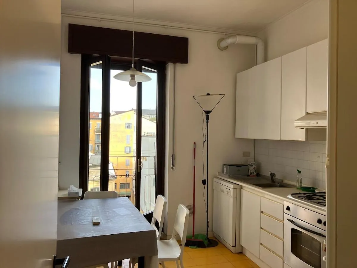 Three Rooms And A Large Terrace Milan Appartement